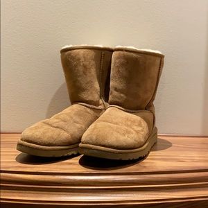 Classic short ladies Ugg boot size 6.